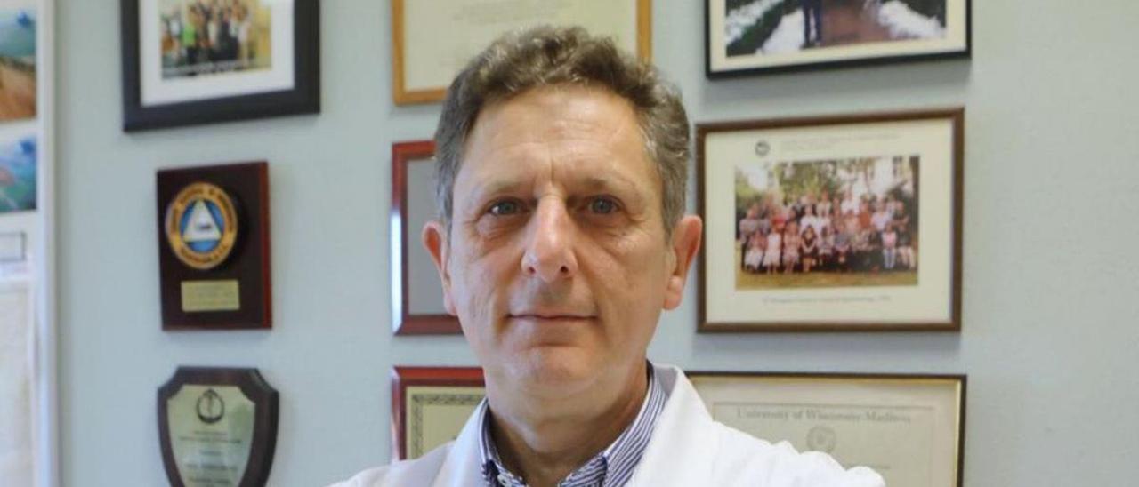 Pedro Arcos González, en su despacho de la Facultad de Medicina. | LNE