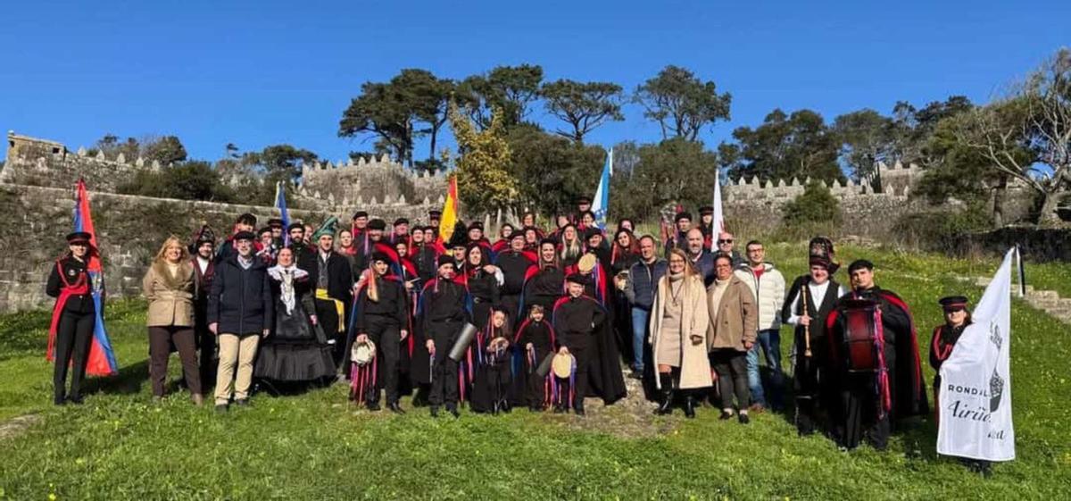 La Rondalla Airiños da Lagoa de Baiona junto a las autoridades de la villa real, tras su primera actuación este domingo. |  D.P.