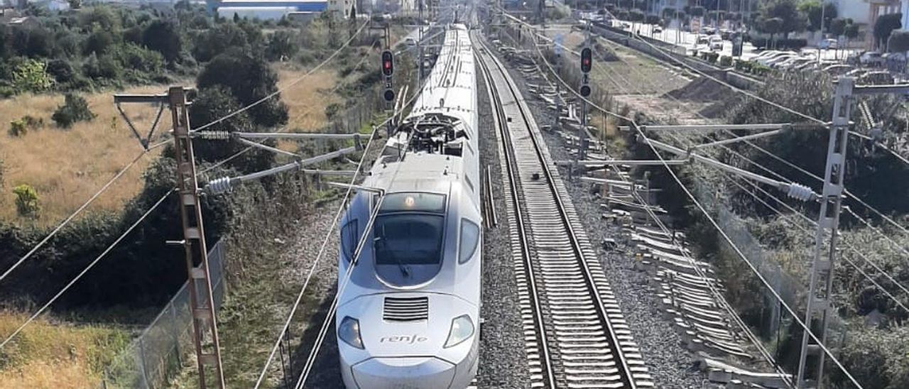 Un tren rápido pasa por la vía del tren que discurre a lo largo de todo el extremo este del casco urbano de Vila-real.