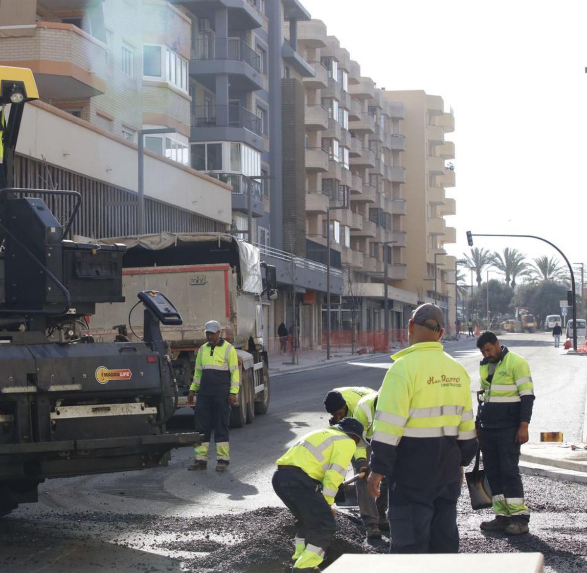 Arreglos para la reapertura de la calle de Balears, que está prevista para hoy. | J.A.RIERA