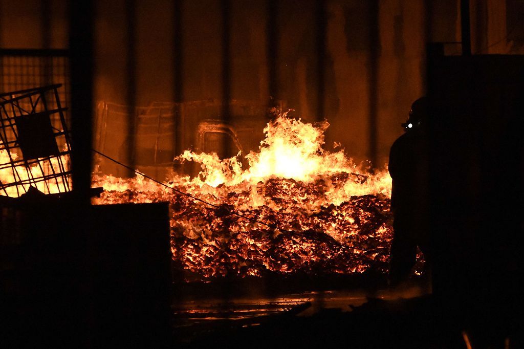 Estas son las imágenes que el aparatoso incendio de Puente Tocinos ha dejado este sábado