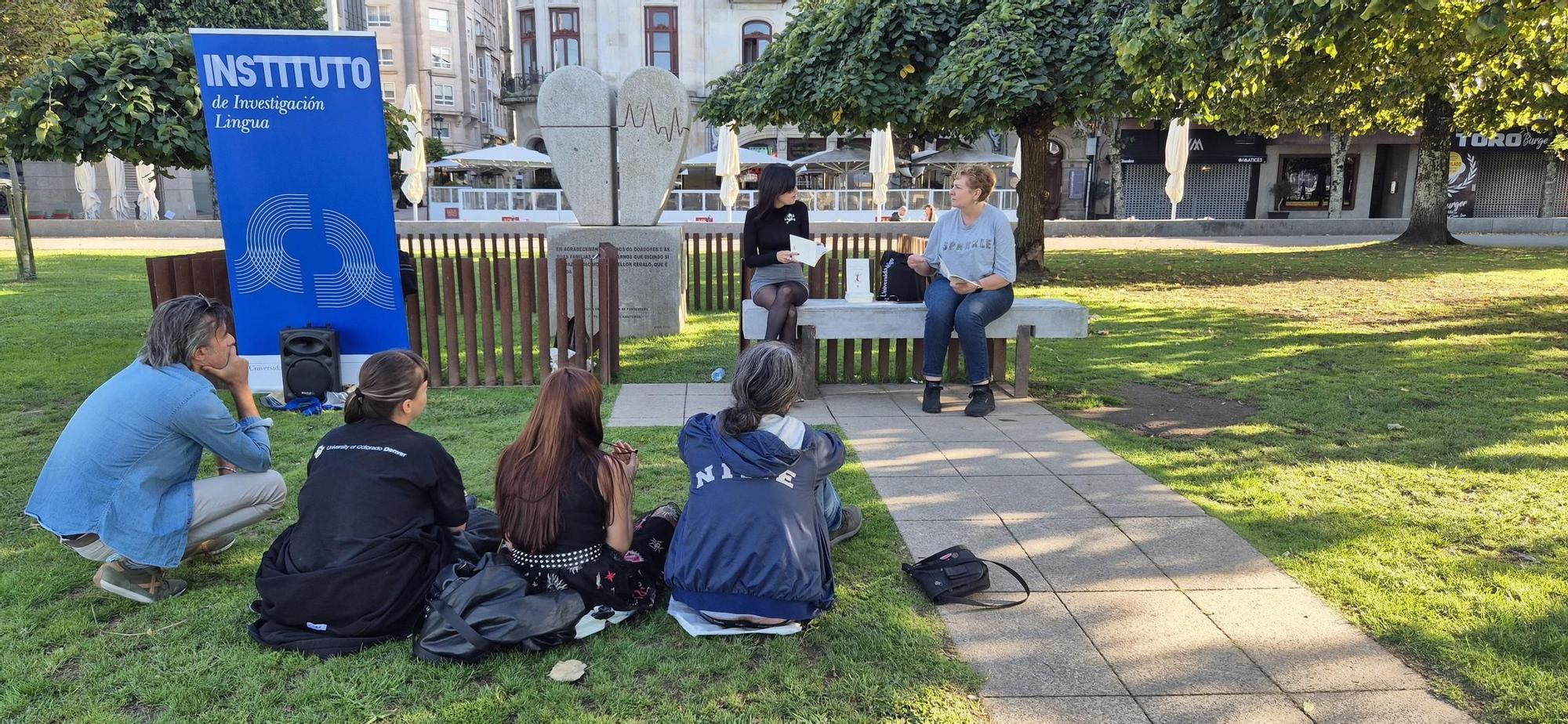 Valentina Marta, junto al monumento a los donantes.