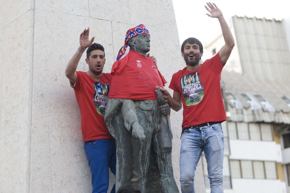 El Saguntino celebra el título de campeón