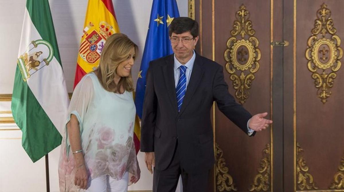 La socialista Susana Díaz i el líder de Ciutadans a Andalusia, Juan Marín, després de rubricar el pacte que garanteix la investidura.