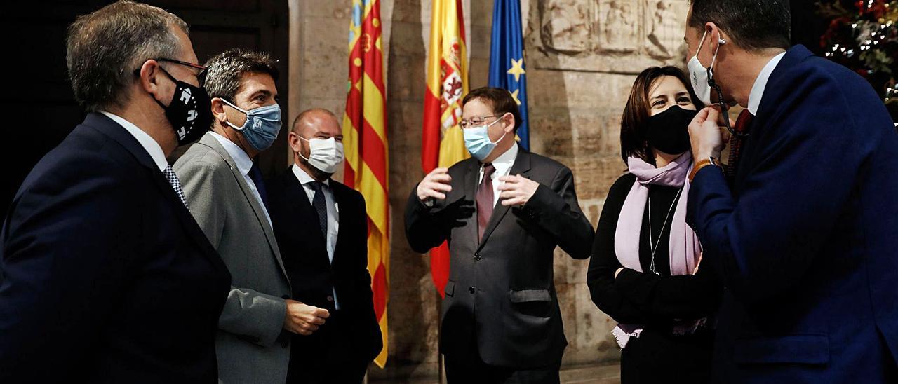 El jefe del Consell, Ximo Puig, y el presidente de la Diputación, Carlos Mazón, en una reunión con otros dirigentes en el Palau. |