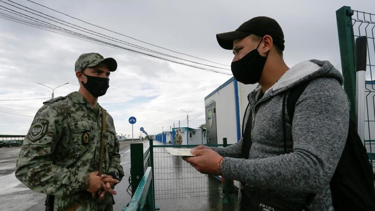 Control fronterizo entre Ucrania y la autoproclamada República de Donetsk.