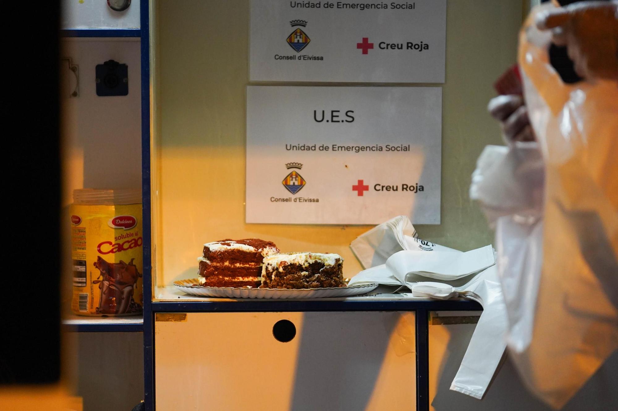 Descubre las fotos de la comida de Cruz Roja para los sin hogar de Ibiza