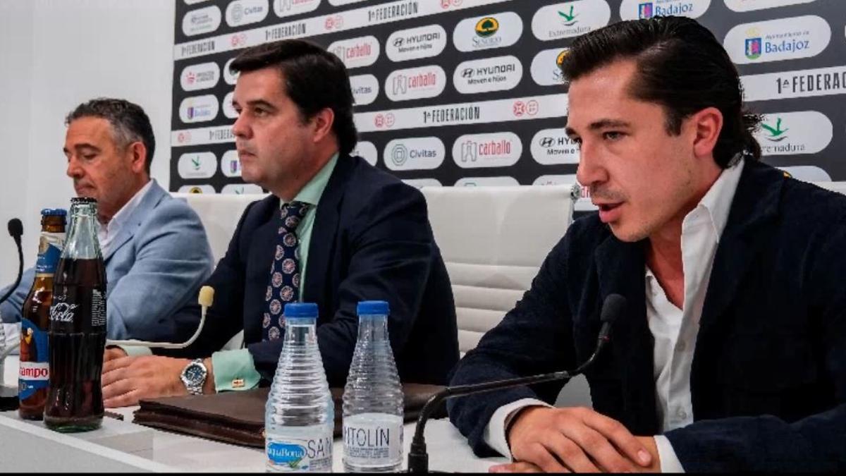 Diego García, Díaz-Ambrona y Patricio Arana, durante una rueda de prensa del club