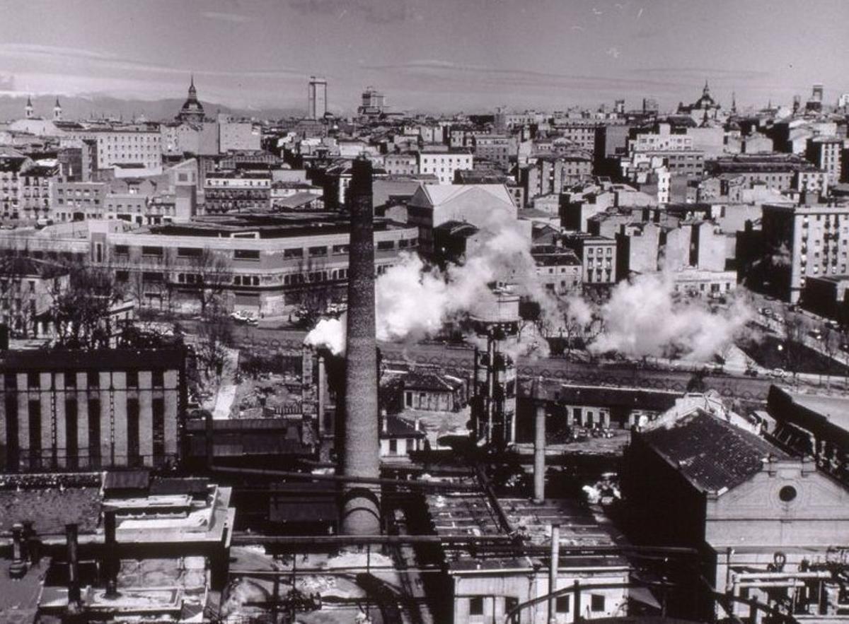 Imagen de la fábrica de gas de Madrid en 1960, unos años antes de su derribo.