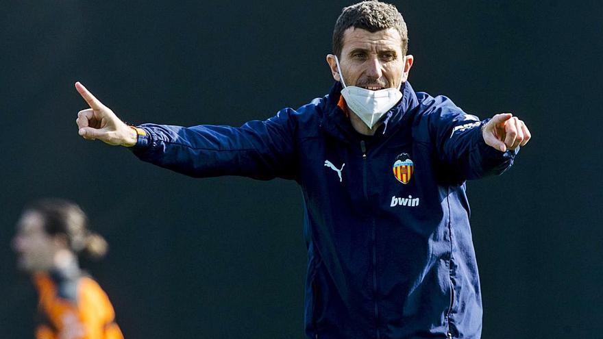 Javi Gracia traslada órdenes en el entrenamiento del Valencia. | LÁZARO DE LA PEÑA/ VCF