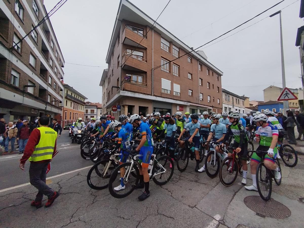 La salida del Trofeo Santiago y Santa Ana de ciclismo en Grado, en imágenes La salida del Trofeo Santiago y Santa Ana de ciclismo en Grado, en imágenes