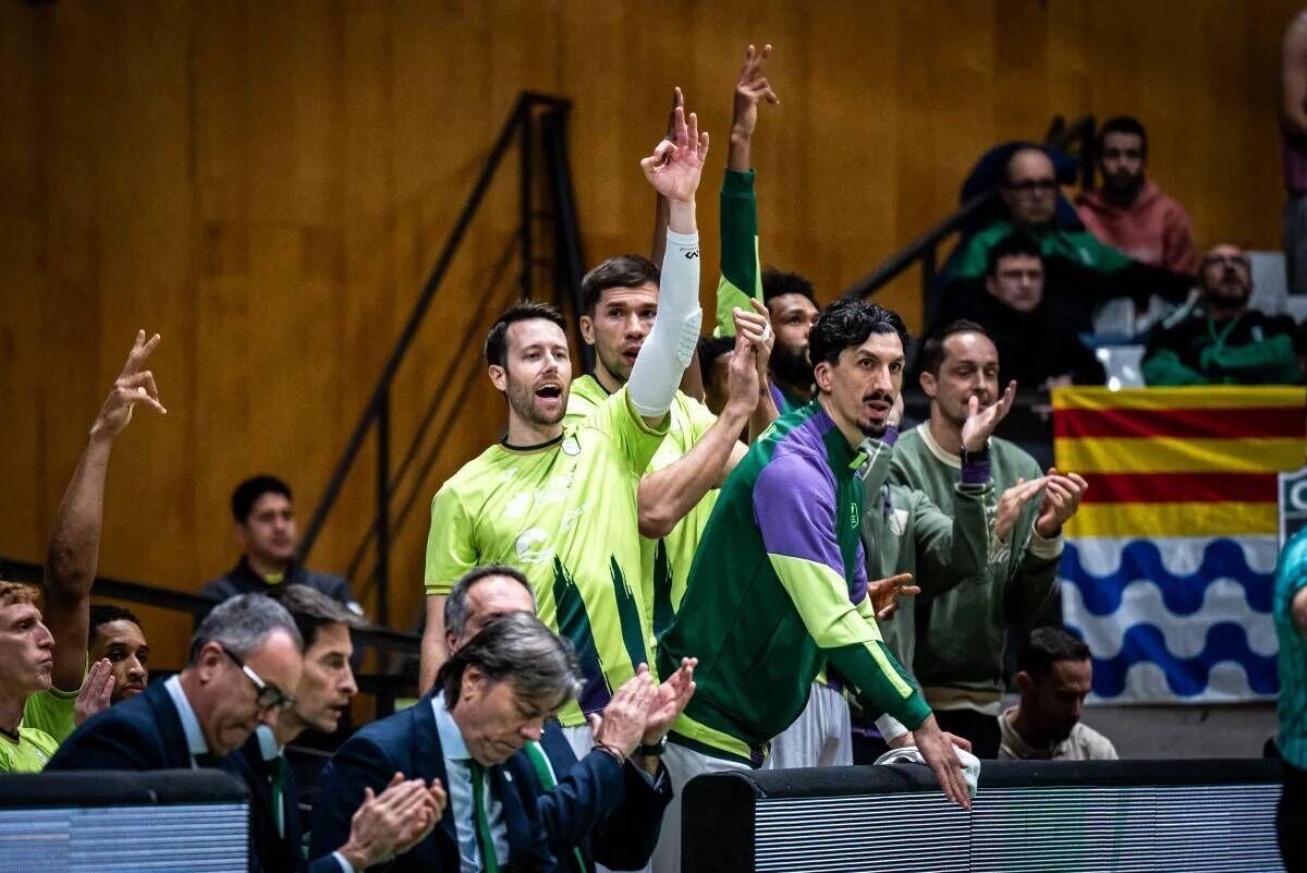 Los jugadores del banquillo de Unicaja celebran un triple ante el Joventut.