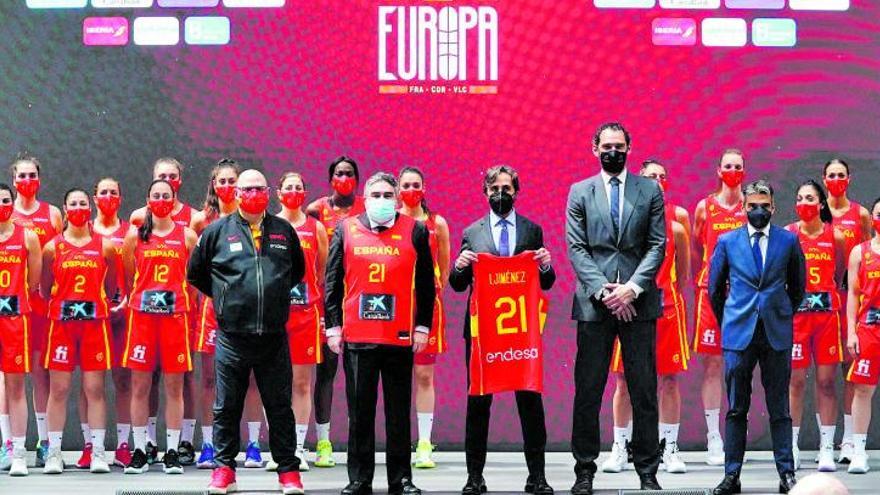 La selección española de baloncesto posa, ayer, antes de partir hacia València para preparar y jugar el torneo.  | FEB