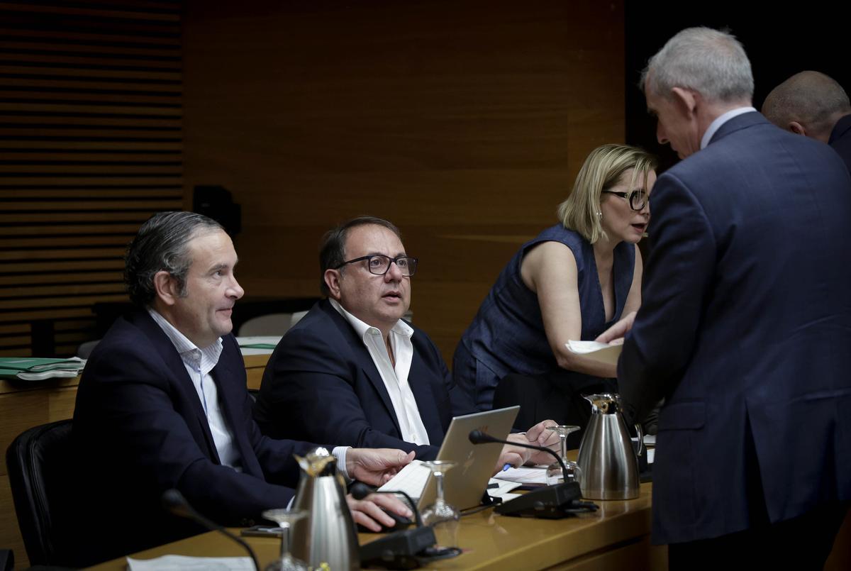 Los diputados participan en la Comisión de Hacienda de las Corts, este jueves.