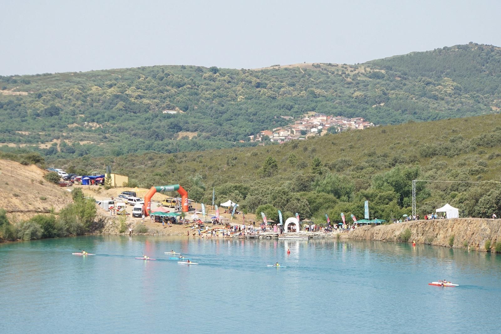 GALERÍA | Campeonato de piragüismo en la nueva "playa" de Aliste: la cantera de San Vicente