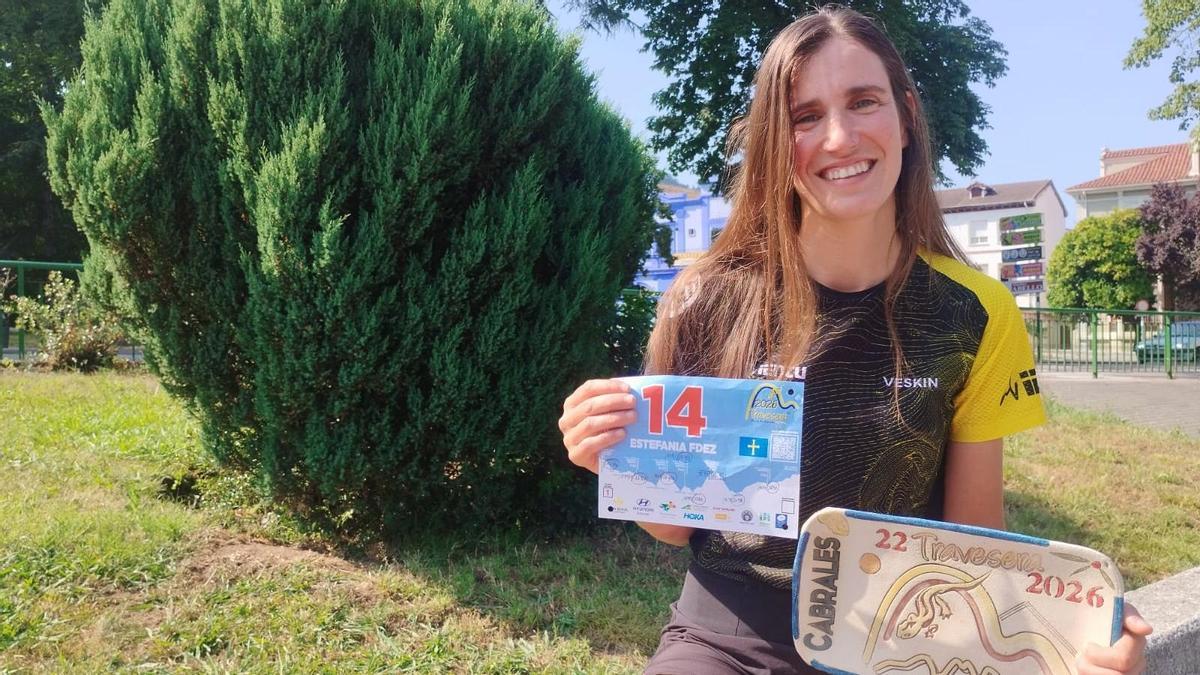 Estefanía Fernández Menéndez, en el parque San Antonio de Grado con el dorsal y el trofeo de la Travesera.
