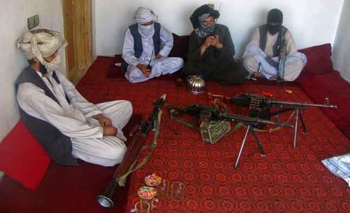 Militants talibans a punt de beure unes infusions mentre posen amb les seves armes en un lloc indeterminat del sud de l’Afganistan.
