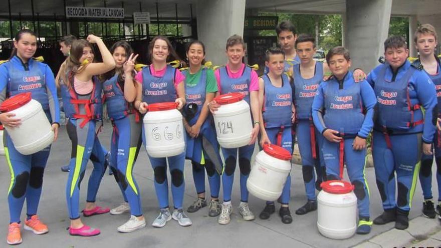 Estudiantes de Luces, en Colunga, limpian el cauce del río Sella