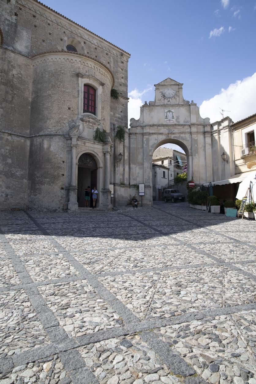 Desde esta plaza se accede a la Catedral de Santa María