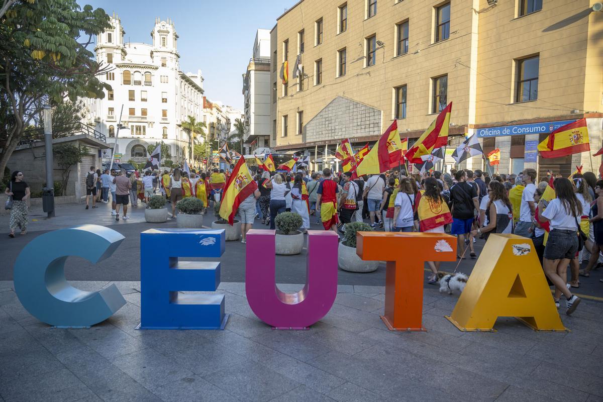 30/08/2026 Decenas de personas durante una manifestación pacífica, a 30 de agosto de 2026, en Ceuta (España). Este domingo ha tenido lugar una nueva manifestación para exigir respuestas frente a la entrada masiva de migrantes el pasado 30 de julio. El recorrido ha empezado en la plaza de África y ha terminado frente a la Delegación del Gobierno en Ceuta. POLITICA Marcos Moreno - Europa Press