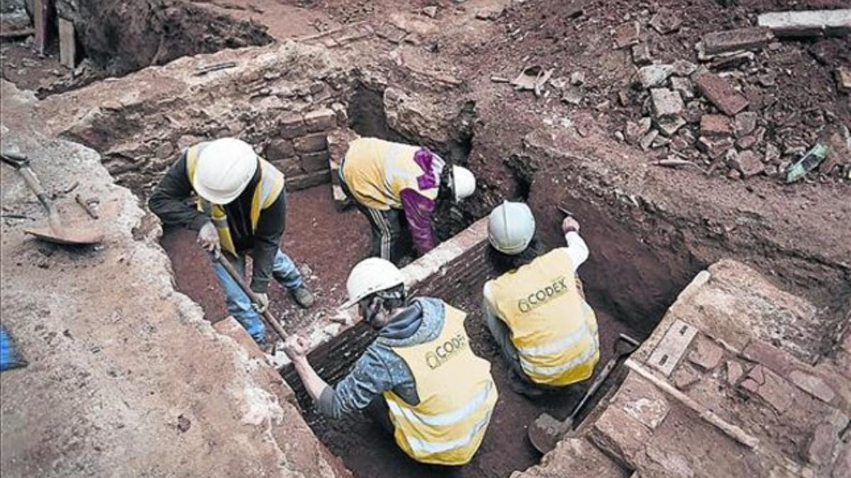 Zona rica en restos 8 Los arqueólogos han encontrado cuatro esqueletos en el solar.