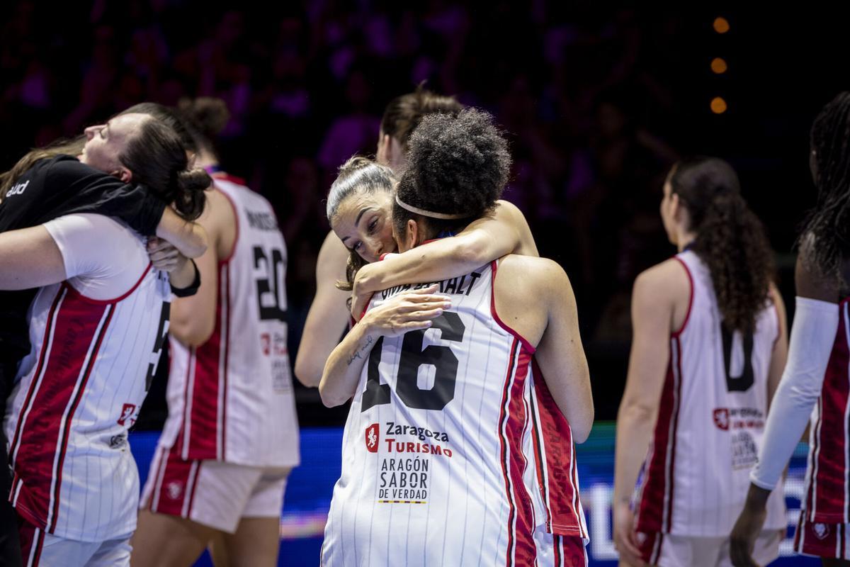 Mariona Ortiz y Helena Oma se abrazan tras ganar el bronce.