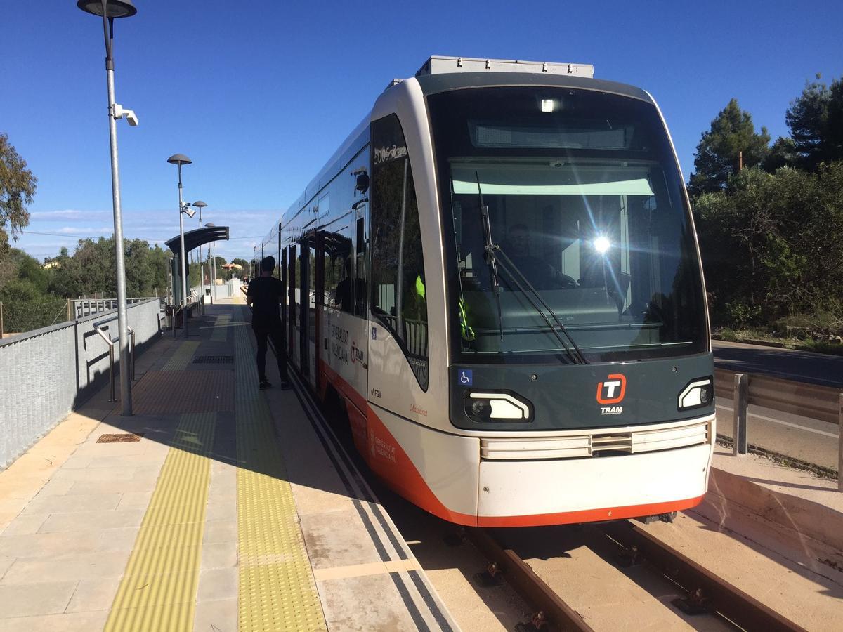 La nueva línea 9 del TRAM d’Alacant utiliza, en parte de su tramo, los trenes duales.