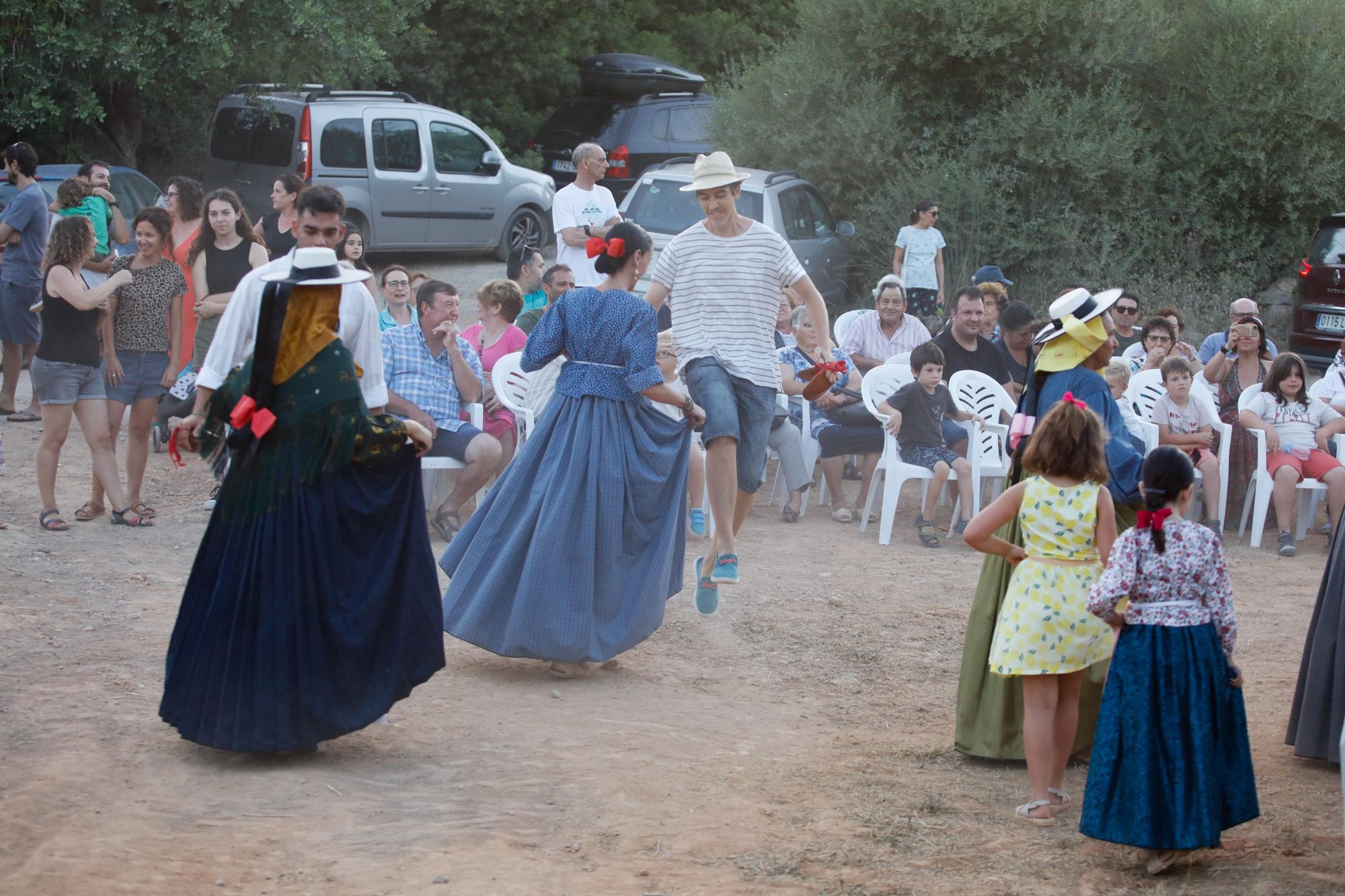 Las imágenes de la 'ballada' popular en el Pou des Escarabats, en Buscastell.