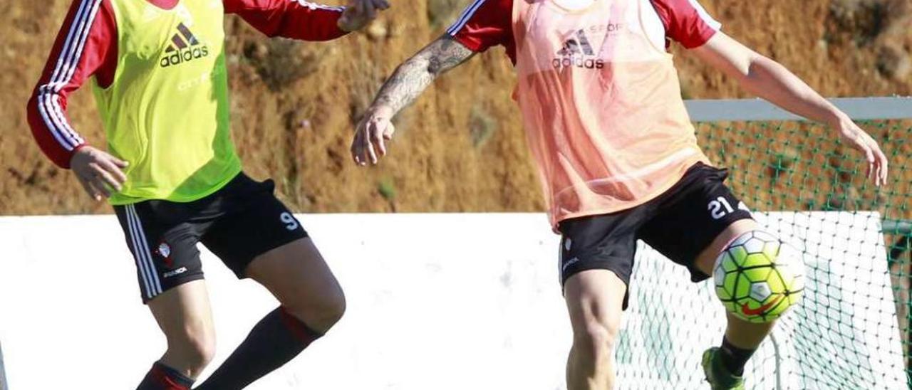 Carles Planas controla un balón ante Aspas durante el entrenamiento de ayer en A Madroa. // R. Grobas