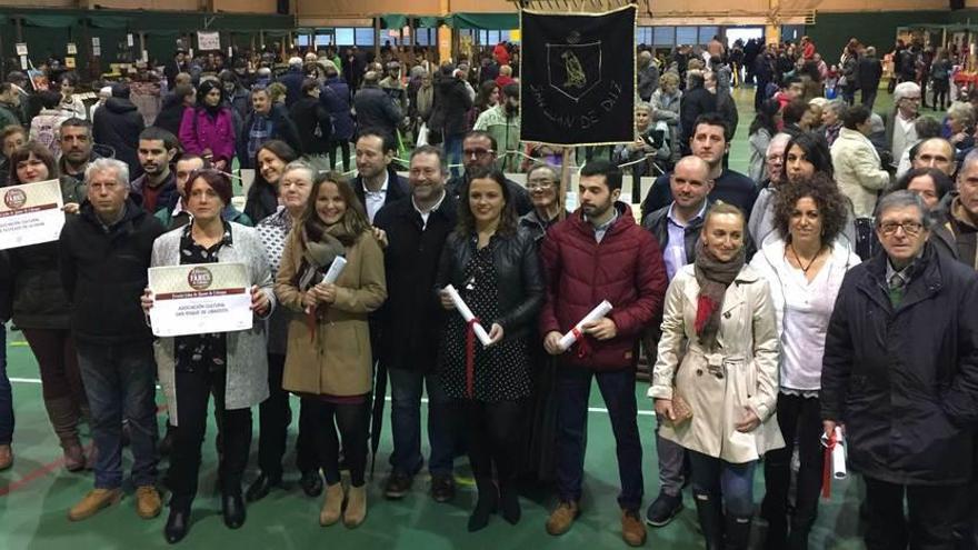 Arriba, miembros de las asociaciones premiadas con la &quot;Faba de honor&quot;. Sobre estas líneas, Isaac Argüero y Violeta Corripio, &quot;Paisanos del Año&quot;.