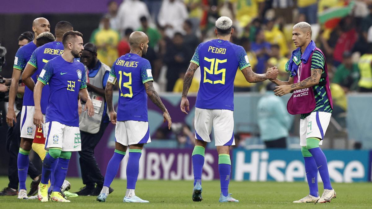 Los suplentes de Brasil, al final del encuentro perdido ante Camerún.