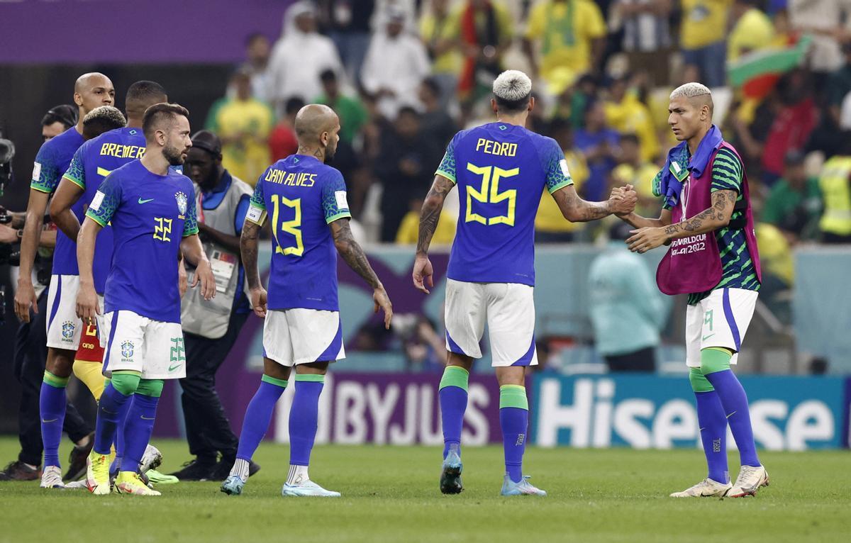 Los suplentes de Brasil, al final del encuentro perdido ante Camerún.