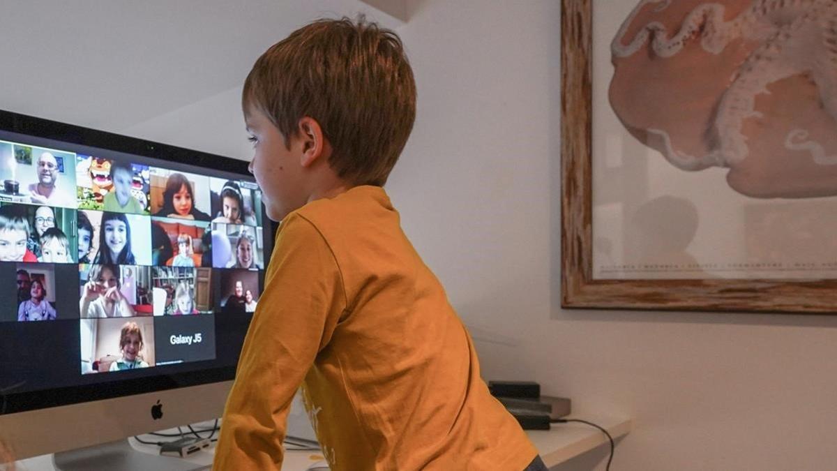 Un niño atiende una videoconferencia con sus amigos del cole, el 31 de marzo del 2020