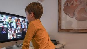 Un niño atiende una videoconferencia con sus amigos del cole, el 31 de marzo del 2020.