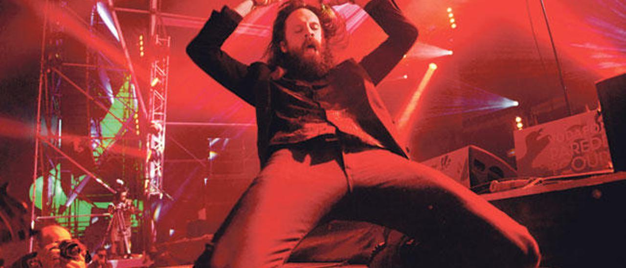 Father John Misty, durante una actuación en el festival de Paredes de Coura.  // Janite Lafuente