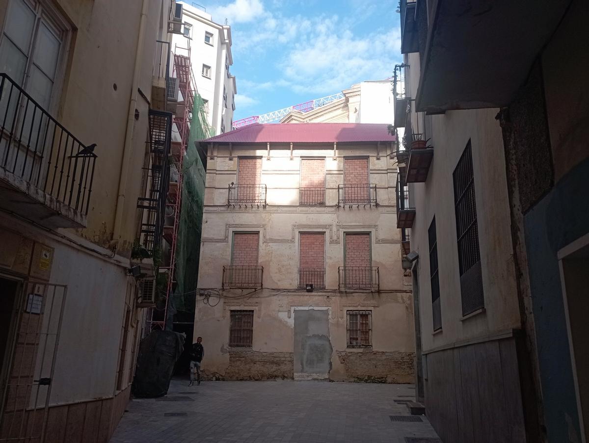 Otra vista de la calle Don Juan de Málaga, con al Catedral en obras detrás.