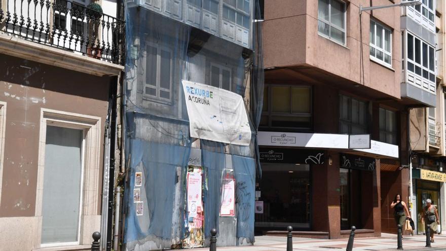 Edificio del número 88 de San Andrés, en A Coruña, comprado por la Xunta en el plan Rexurbe. |  // VÍCTOR ECHAVE