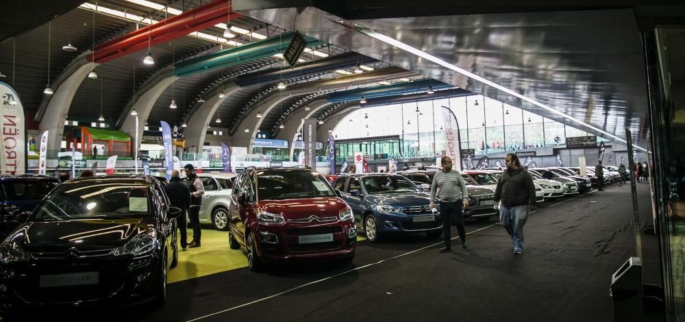 Salón del automóvil en el pabellón de exposiciones en Avilés