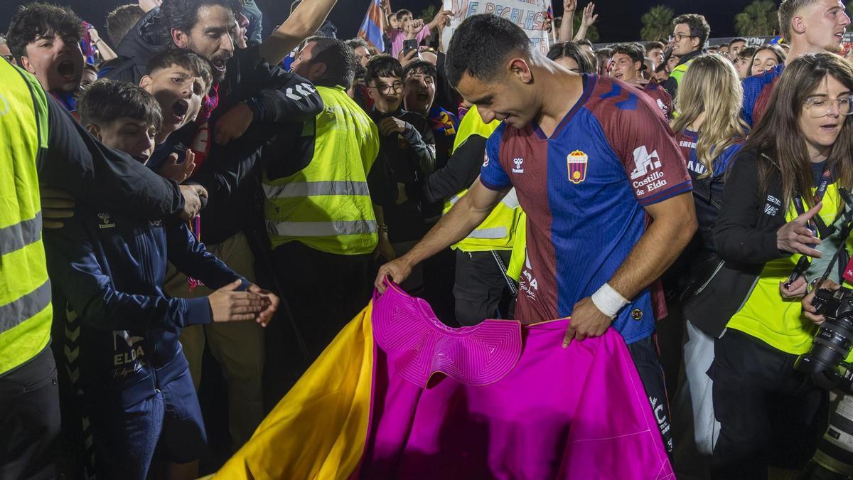 Jesús Clemente celebra el ascenso del Eldense a Segunda con un capote de torero.