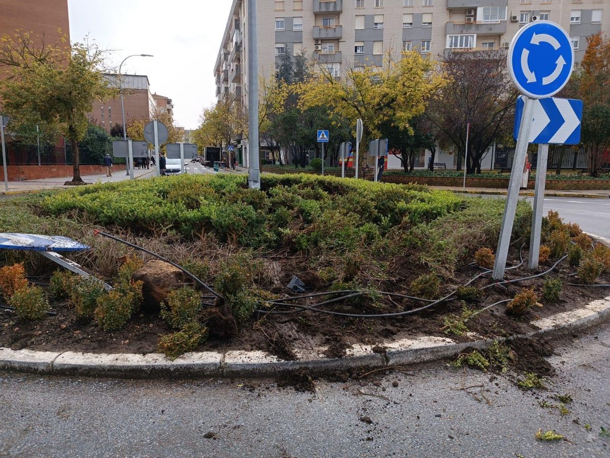 Desperfectos en la glorieta tras el accidente.