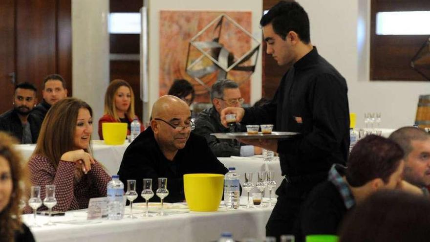 En uno de los talleres se abordó el papel del café a la hora de elaborar un buen licor. // Iñaki Abella