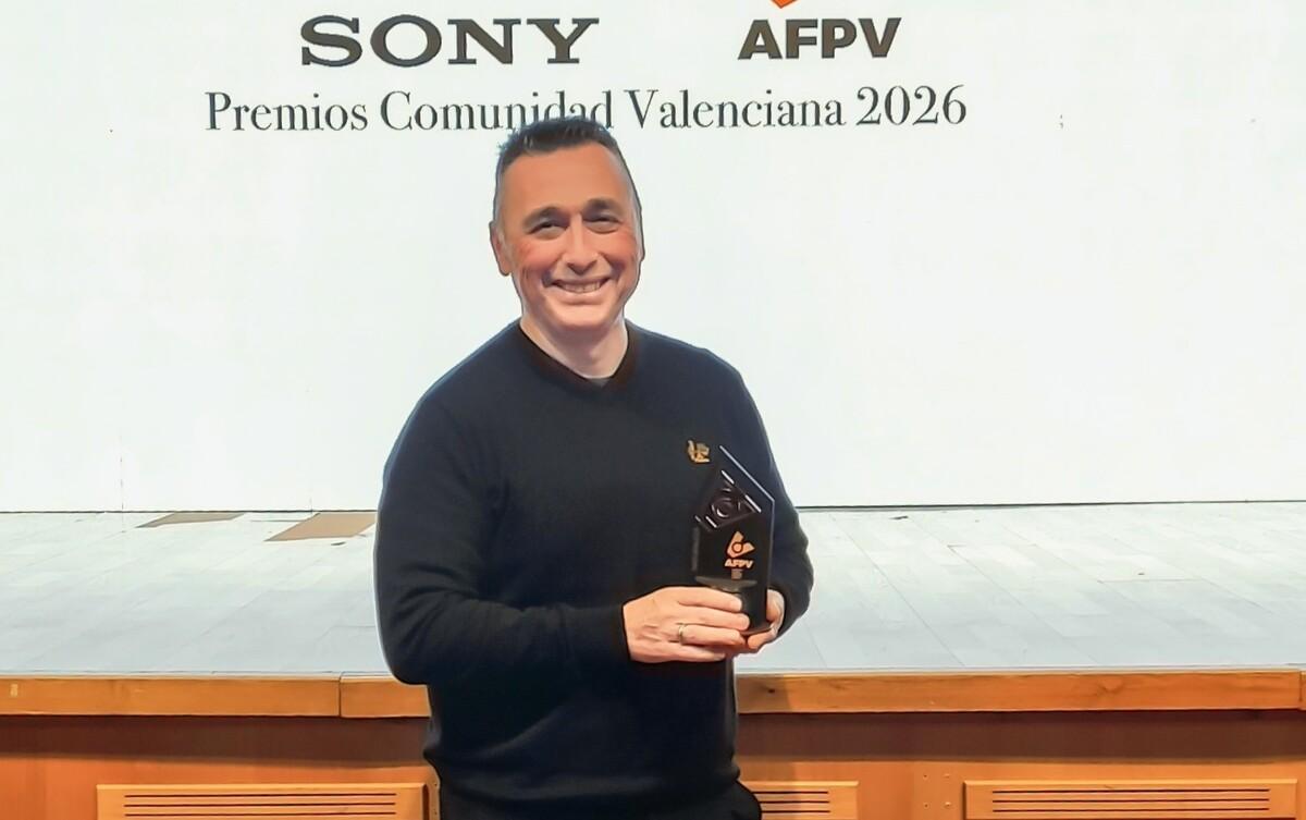 Antonio Villar sostiene el el premio de Sony AFPV recientemente ganado en Valencia