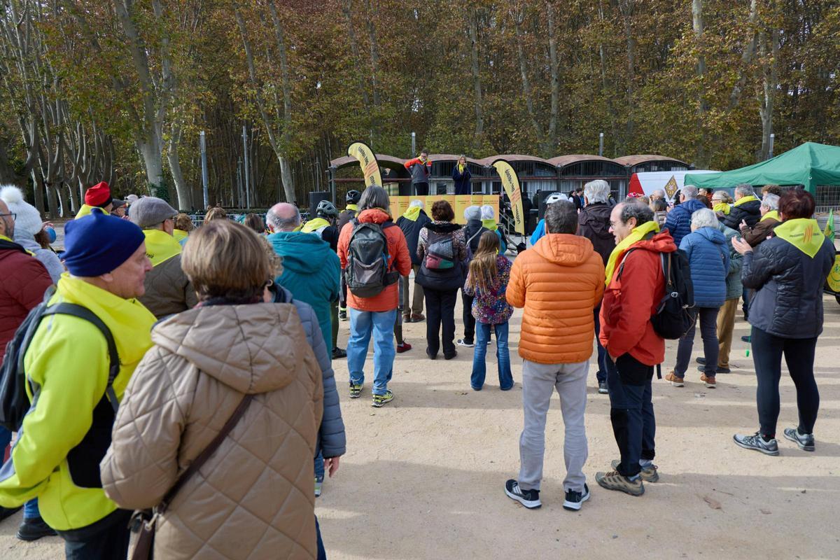 Diverses persones concentrades a La Copa, el punt final del "Pedalem pel Català".