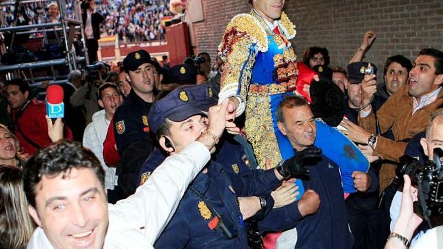 José Tomás salió a hombros por la Puerta de Madrid.