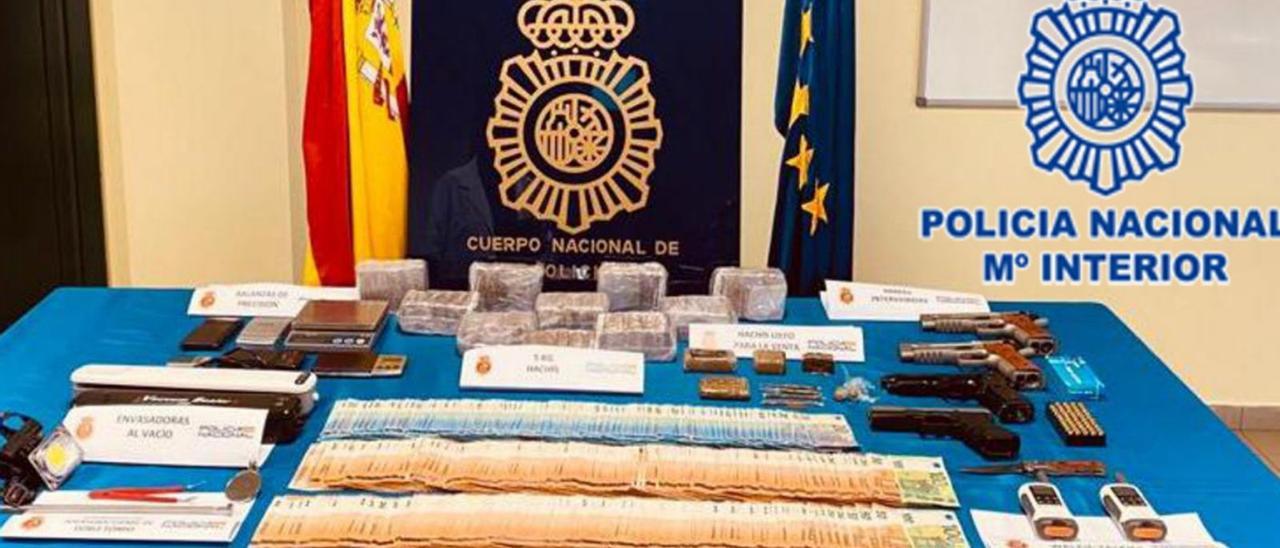 Droga, dinero y armas que se intervinieron en la operación policial en El Llano. | CNP