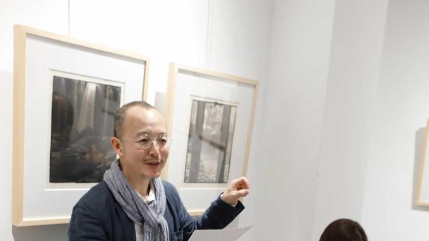 El artista japonés Nobuyuki Kobayashi, ayer en Gijón.