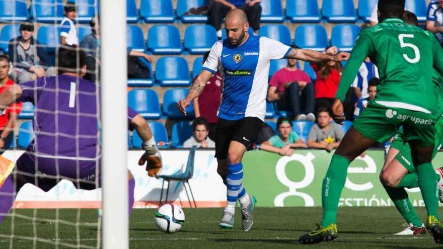 Chechu Flores dispara a puerta en el último Hércules-Cornellà