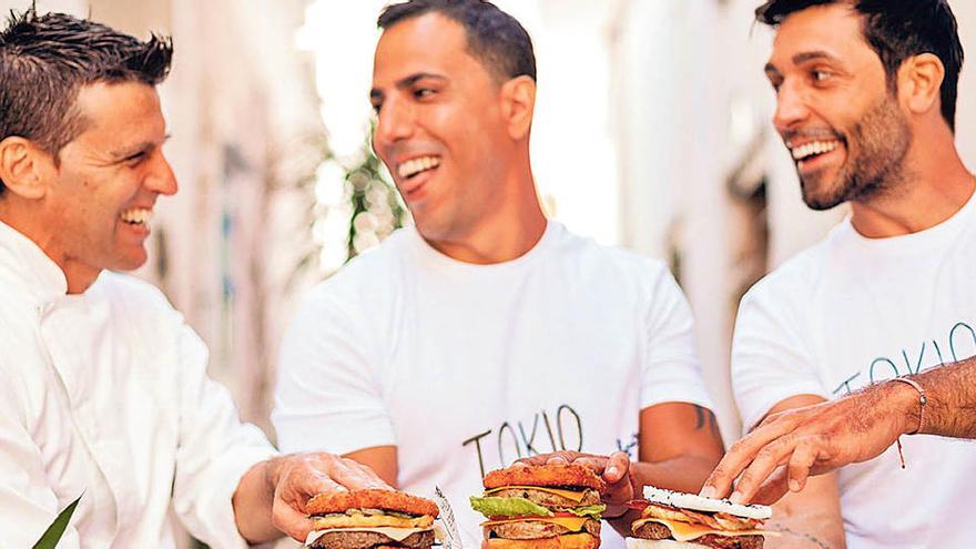 El chef Gonzalo Aragüez y los socios Juan Dangelo y Bruno Estévez con tres &#039;sushiburger&#039; de Tokio Ibiza.