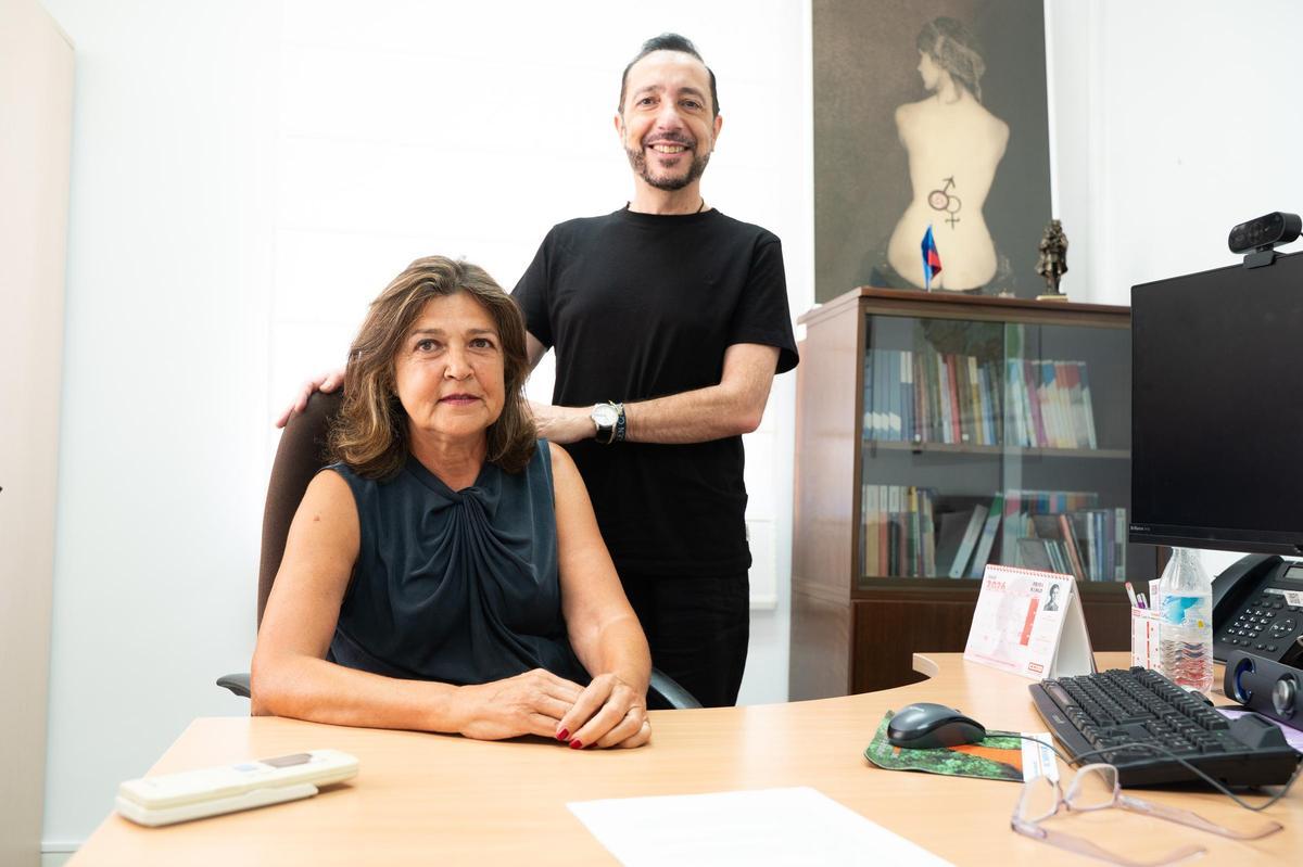 Nuria Gómez Carmona, junto al periodista Miguel Ángel Muñoz durante la entrevista.