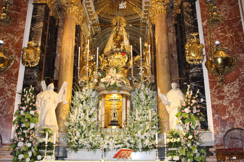 Homenaje de los Floristas a la Virgen de los Desamparados